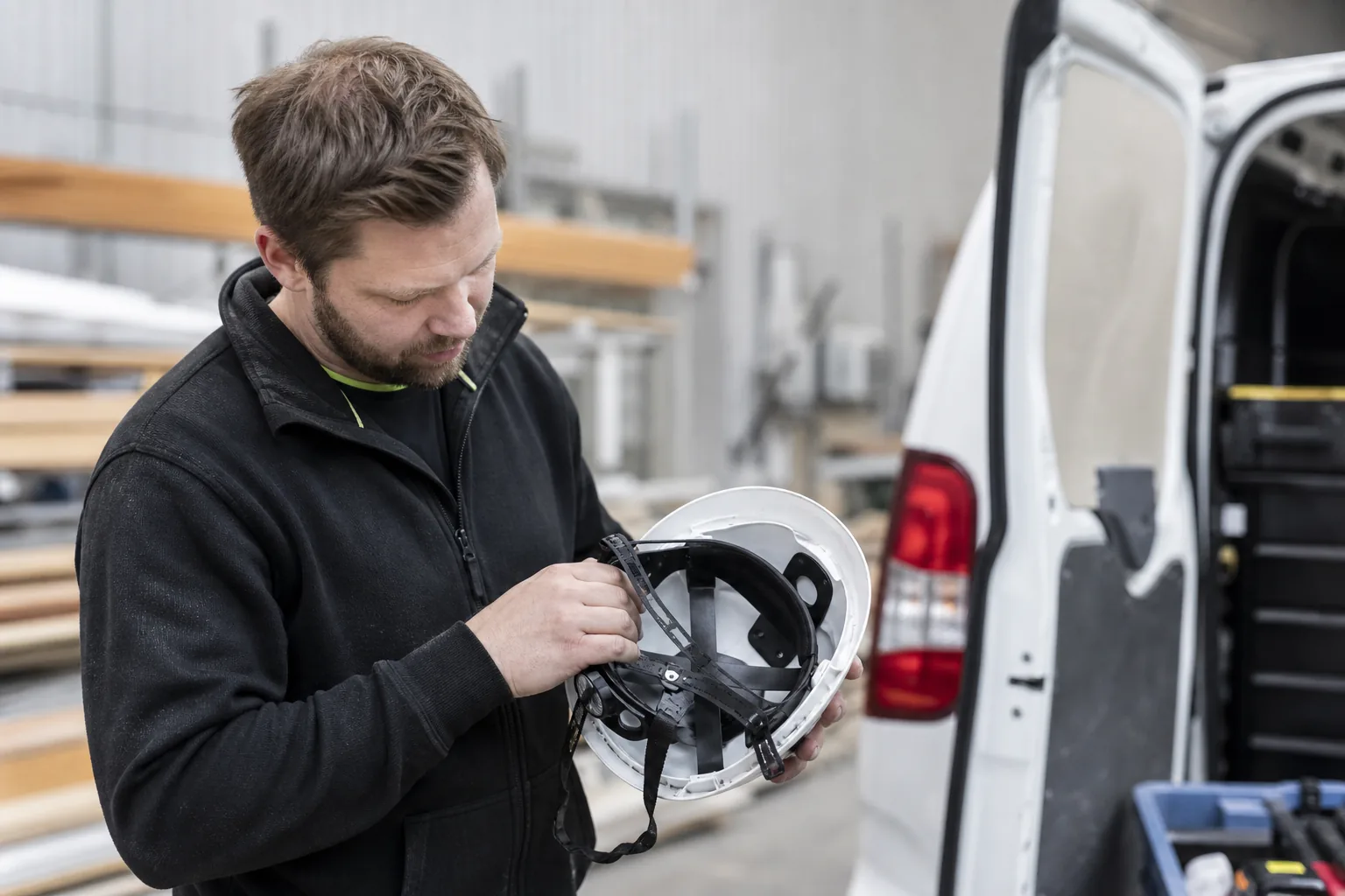 Industrihjälm med synlig standardetikett inuti skalet