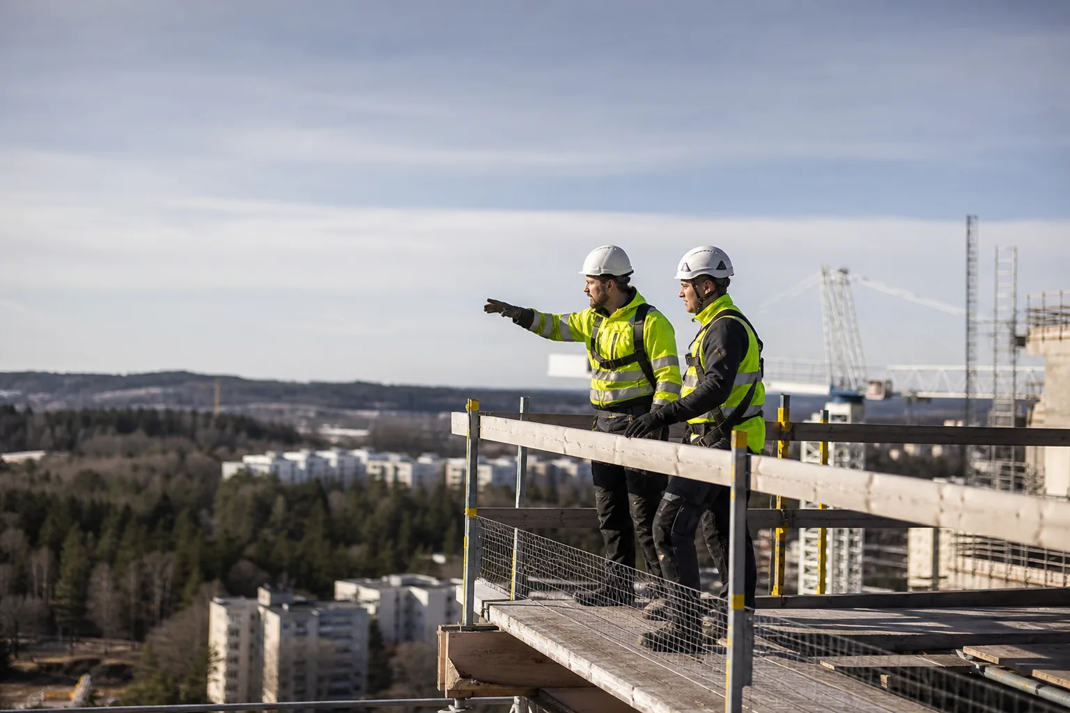 Byggarbetsplats där fallrisk bedöms innan arbete på höjd